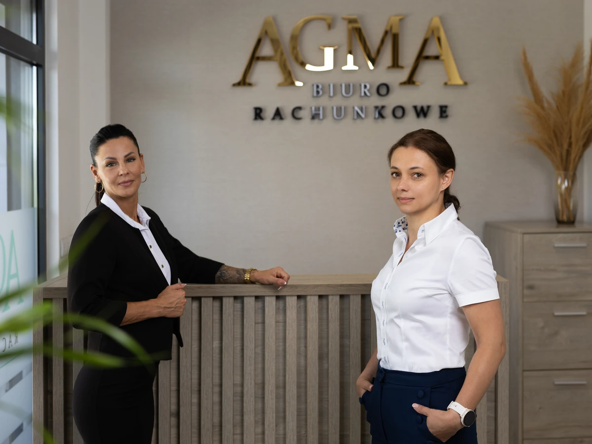Agnieszka Knapik i Marzena Jarosławiecka przy recepcji biura AGMA (Mysłowice)